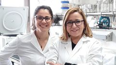 Las Dras. Isabel Quir�s Gonz�lez, investigadora del Instituto Universitario de Oncolog�a del Principado de Asturias, y Rosa M. Sainz, del Departamento de Morfolog�a y Biolog�a Celular de la Universidad de Oviedo