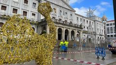 Montaje del �rbol de veinte metros junto al Ayuntamiento y del bel�n luminoso durante la jornada del lunes.