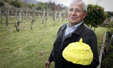 <span lang= gl >Jos� Mar�a Vicente cunha r�plica do casco feita polos alumnos dos colexios de Bri�n e Ra��. </span>