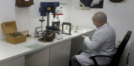 El local dispone de un laboratorio para recuperar todas las piezas. 