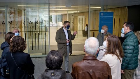 El nuevo Espazo Amizar.  Gonzalo Trenor, delegado de la Xunta, junto a funcionarios que asistieron a las primeras visitas guiadas del complejo administrativo. Tambi�n se realizaron recorridos para los vecinos de la zona que se acercaron al inmueble. El edificio donde estar�n los despachos de Empleo y Pol�tica Social fue en su d�a la antigua sede de Sanidad. 