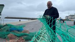 Fernndez lleva 42 aos sin fallar a su cita diaria con los barcos que operan en Muros.