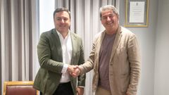 El presidente de la Deputaci�n, Valent�n Gonz�lez Formoso, y el alcalde de Dumbr�a, Ra�l Gonz�lez Lado, tras la firma del convenio para la construcci�n del futuro PAI de Berdeogas.