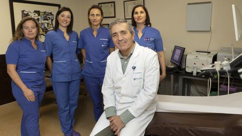 El doctor Jos Codesido, con su equipo en Iraga, la unidad de reproduccin asistida La Rosaleda