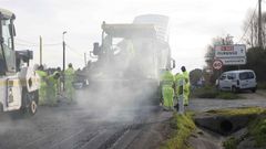 Operarios asfaltan en caliente la N-540 en el tramo frente a horta galega