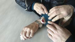 Los usuarios del servicio de teleasistencia cuentan con un bot�n integrado en una pulsera que pueden accionar cuando necesiten ayuda 