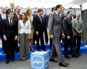 Rajoy y sus l�deres regionales, tras posar ayer para la foto de familia del encuentro en Madrid.