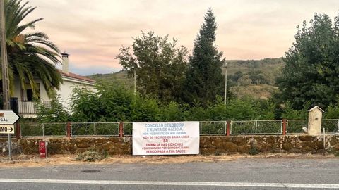 Cartel de los vecinos de As Concha en Lobeira