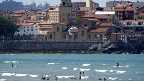 Ba�istas este s�bado, en la playa de San Lorenzo de Gij�n 