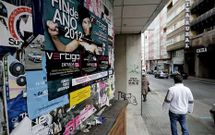 Los carteles promocionando fiestas de Nochevieja inundan muros y farolas de la ciudad.