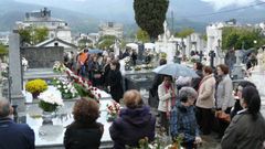 Visitantes en la festividad de Santos -en imagen de archivo- en el cementerio de Quiroga, que pertenece a la parroquia y ya no dispone de espacio, por lo que el Ayuntamiento proyecta construir otro que ser� de titularidad municipal