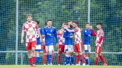 Los jugadores del Vetusta saludan a los del Guijuelo