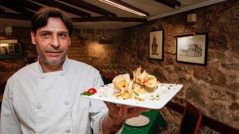 scar Fernndez, del restaurante Ferrador, en Noia, posa con su plato estrella.