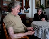 Georgina Troncoso (en imagen de archivo) mira la estampa de la religiosa que, dice, le salv� la vida.