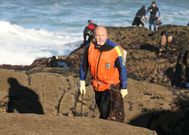 Ram�n Vilela alterna el marisqueo con la pesca de la lubina en la costa de Mux�a. 