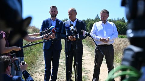 El ministro de Defensa polaco, Wladyslaw Kosiniak-Kamysz, el primer ministro Donald Tusk y el ministro del Interior, Marcin Kierwinski, en la aldea de Tarnawa-Kolonia.