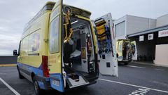 Ambulancia en la entrada del �rea de urgencias del Hospital P�blico da Mari�a