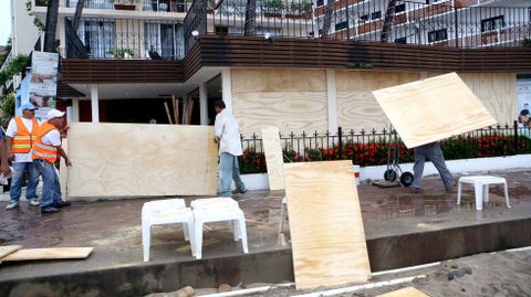 Los habitantes de la zona tur�stica de Puerto Vallarta, en Jalisco, protegen sus casas y comercios