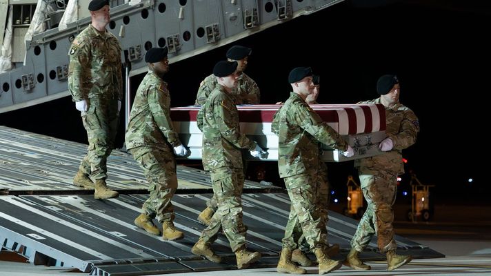 Soldados estadounidenses portan los restos de uno de los militares estadounidenses muertos en Ir&aacute;n.