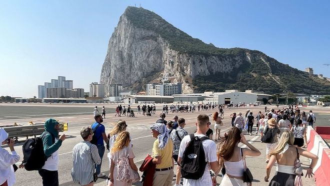 Turistas cruzando la frontera de Gibraltar con Espa�a tras el acuerdo entre la Uni�n Europea y el Reino Unido