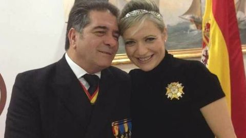 Ania Granjo es tambi�n  miembro de la Real Liga Naval Espa�ola (RLNE). En la foto con Jos�  Manuel Pato, delegado en Galicia de la misma en una cena de gala de dicha entidad.