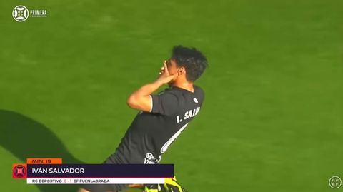 Momento en el que Salvador celebra el primer gol del Fuenlabrada cubrindose la boca con las manos