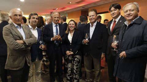 De izquierda a derecha: el presidente de Atlántica Comunicación, Nicanor Fernández, el presidente de Grupo Baldajos, Alejandro Díaz, el presidente de TotalEnergies, Javier Sáenz de Jubera, la presidenta de la Federación Asturiana de Empresarios, María Calvo, el presidente de la Cámara de Comercio de Gijón, Félix Baragaño, el consejero de Ciencia y Empresas del gobierno del Principado, Borja Sánchez, y el secretario general de la Cámara de Comercio de Gijón, Álvaro Alonso, en la comida ofrecida después de los Encuentros en el Eo, celebrados en Viveiro