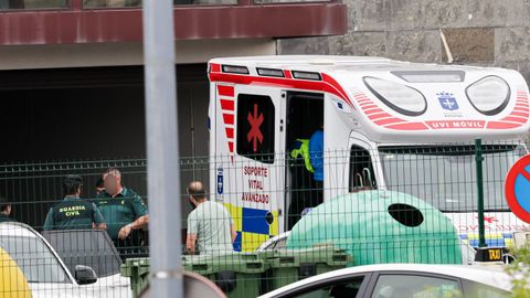 Varios agentes de la guardia cilvil y una ambulancia UVI m�vil, en la puerta de entrada del cuartel de la guardia civil, a 5 de agosto de 2026,
