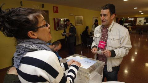 Agustn Gallego, UPyD, vota en residencia de As Gndaras de Lugo