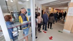 Cola, este viernes, en el centro de salud Virxe Peregrina de Pontevedra