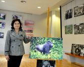 D�az Casti�eira, con una de las fotos de la muestra