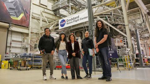 Bego&ntilde;a Vila (en el centro) y el equipo de rodaje de Mete&oacute;rica Cine (de izquierda a derecha: Ra&uacute;l Garc&iacute;a, Theresa P. Lousame, Alba Prol Cid y Javier G. Sobrado), en las instalaciones de la NASA en Baltimore (Estados Unidos)