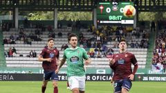 Ant�n Escobar acudiendo a un bal�n dividido.