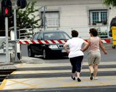 Paso a nivel de la l�nea ferroviaria Monforte-A Coru�a en el barrio de Rioseco. 