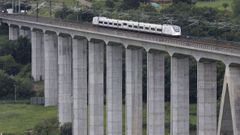 Un tren circulando por un viaducto de la l�nea Ourense-Santiago
