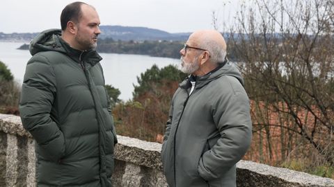 Padre e hijo, con el r�o Eume al fondo este viernes.