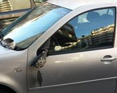 Uno de los coches al que los v�ndalos le rompieron el retrovisor. 