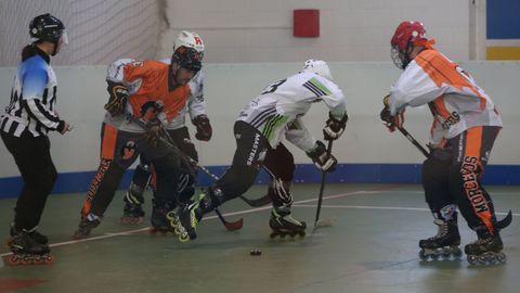 Imagen de archivo de un partido de hockey en el polideportivo