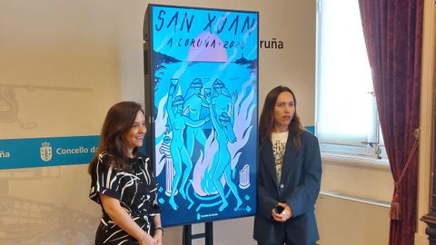 La alcaldesa, Inés Rey, y la diseñadora del cartel de este año, Laura Pato