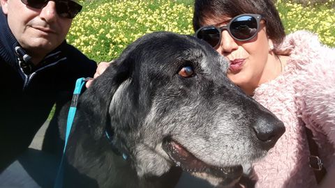 Pipe, con Luisa Amor y su marido, voluntarios los dos de Arco da Vella