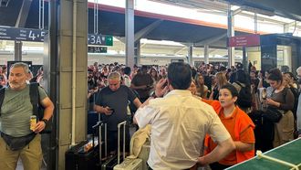 Im�genes de�la estaci�n de Ourense tras los retrasos de los trenes con destino a Santiago