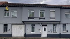 Edificios pintados por el vecino de Cari�o