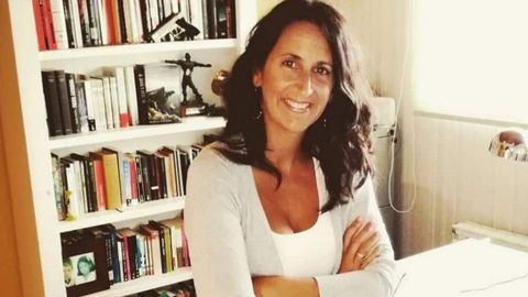 María Oruña, autora de «El bosque de los cuatro vientos», en su lugar de trabajo en casa