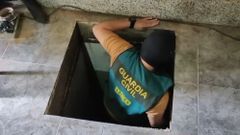 Un�agente desciende al zulo donde hab�a 220 kilos de coca�na en un espacio de dos metros de alto y dos de ancho y largo, en abril del 2023, en�la misma�finca en Vilagarc�a.