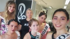 Anna Santiso (arriba izquierda) y la peluquera viveirense �ngeles Salgueiro, con las candidatas al certamen