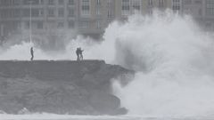 Tres j�venes de A Coru�a, a punto de ser engullidos por las olas
