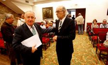 Xes�s Alonso Montero sa�da a Ram�n Lorenzo no sal�n de actos da Academia Galega.