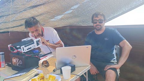 Dos radioaficionados estableciendo conexiones en modo portable desde el mirador de Penas de Rome, en Trives.