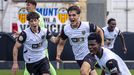 Los juveniles del Valencia celebran su pase a la final a cuatro de la Copa de Campeones tras eliminar al Barcelona en la tanda de penaltis