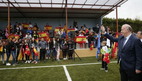 La presencia de Del Bosque fue un acontecimiento en Maceda, donde inaugur� el reformado campo de f�tbol y se le dedic� una calle. 